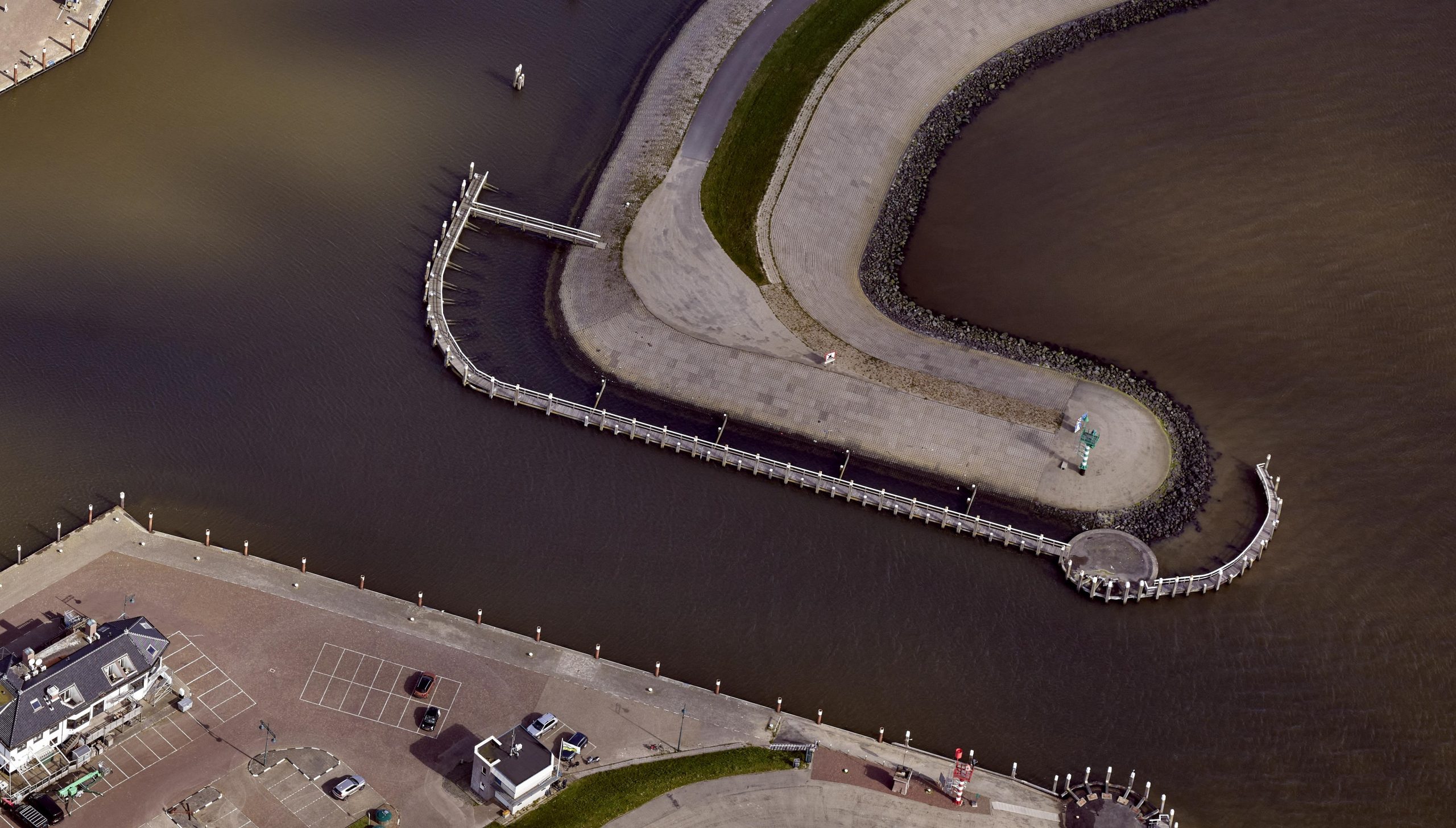 luchtfoto van de havenmond in Oudeschild