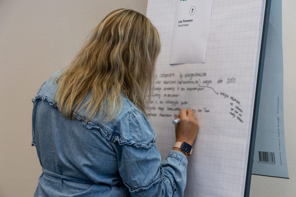 Vrouw schrijft op flipover