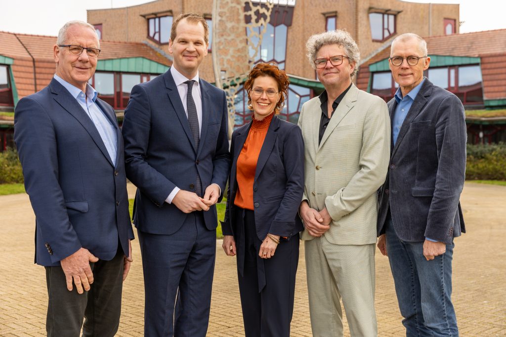 groepsfoto van de collegeleden, genomen voor het gemeentehuis